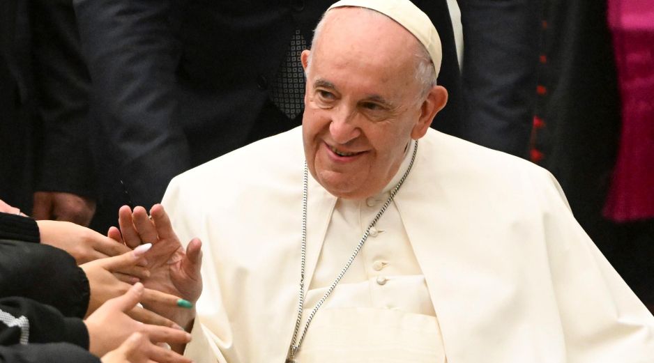 Sobre las mujeres que no pueden ser sacerdotes, el Papa lo reduce a un problema teológico en el que confluyen el 