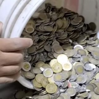 Golpe de suerte: Albañiles tumbaron una pared y esto fue lo que se hallaron (VIDEO)