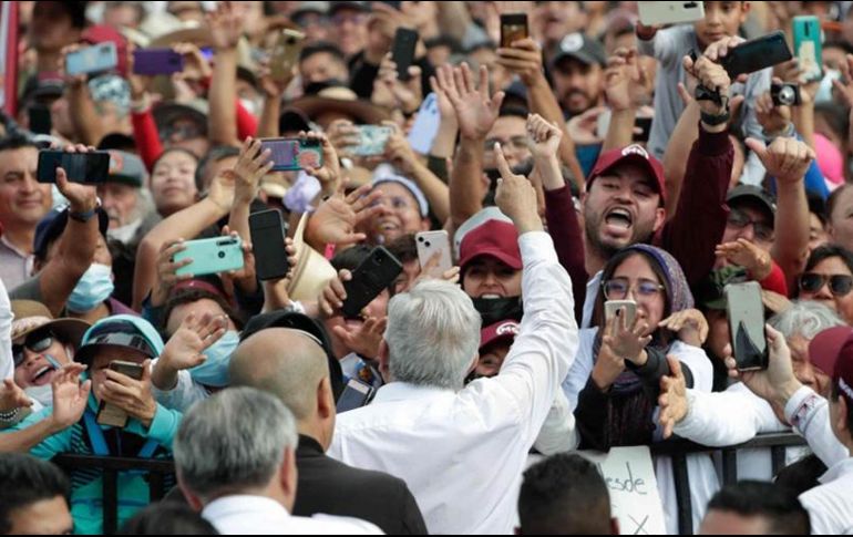Miles de personas, entre ellas famosos, asistieron a la marcha de López Obrador. SUN/D. S. Sánchez