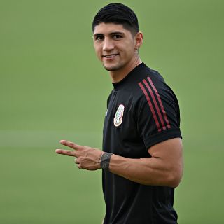 Alan Pulido y el Kun Agüero defienden a Messi del Canelo