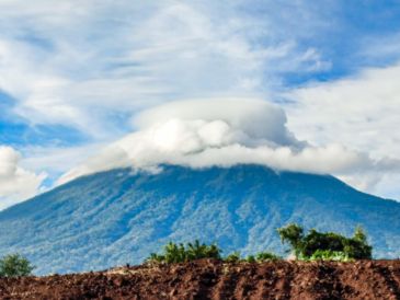 El volcán de San Miguel, también conocido como Volcán Chaparrastique, tiene una altura de dos mil 130 metros y está entre los seis más activos de El Salvador. TWITTER / @@ComunicacionSV
