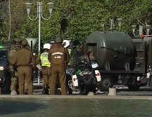 El artefacto sospechoso encontrado a un costado del edificio de la empresa Oxiquim movilizó a elementos de seguridad. YOUTUBE/ T13