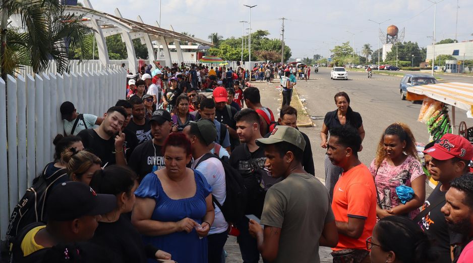 Los migrantes señalaron que no quieren ingresar a la estación migratoria Siglo 21 del INM porque temen que las autoridades los deporten. EFE/ J.M Blanco