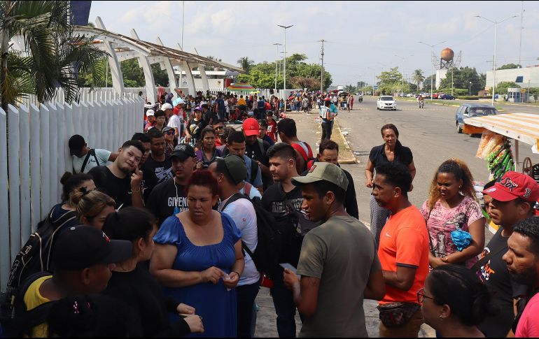 Los migrantes señalaron que no quieren ingresar a la estación migratoria Siglo 21 del INM porque temen que las autoridades los deporten. EFE/ J.M Blanco
