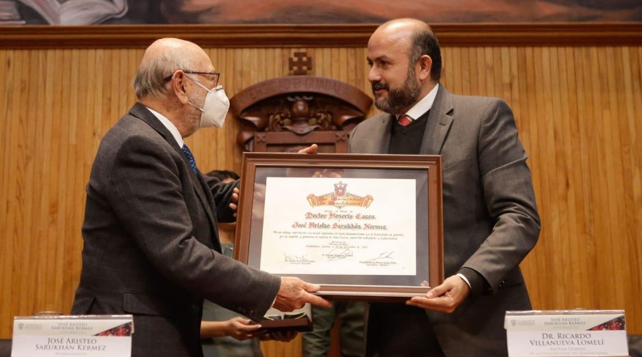 El rector general de la UdeG, Ricardo Villanueva Lomelí, le colocó la medalla representativa de este Doctorado Honoris Causa al investigador Sarukhán. EL INFORMADOR / C. Zepeda