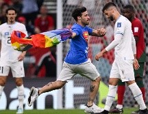 El aficionado logró librar a la seguridad que se encontraba en la cancha del inmueble, quienes fueron tomados por sorpresa. AFP / K. Kudryavtsev