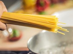 Una costumbre común dentro de las casas mexicanas es la de añadir especias como laurel, tomillo, pimienta y todo tipo de especias al agua en la que se cocinará la pasta. Pixabay