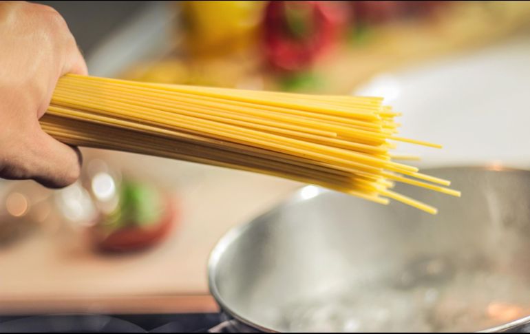 Una costumbre común dentro de las casas mexicanas es la de añadir especias como laurel, tomillo, pimienta y todo tipo de especias al agua en la que se cocinará la pasta. Pixabay
