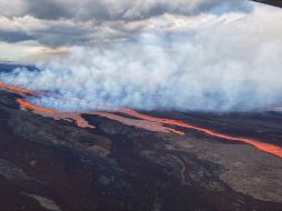 El Mauna Loa, considerado como el volcán más grande del mundo, entro en erupción a la medianoche del domingo y dejo ver caminos de lava impresionantes. TWITTER/@USGSVolcanoes