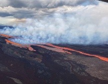 El Mauna Loa, considerado como el volcán más grande del mundo, entro en erupción a la medianoche del domingo y dejo ver caminos de lava impresionantes. TWITTER/@USGSVolcanoes