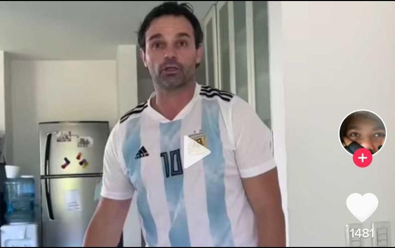 El Papá de la joven prefiere ver partido de la selección argentina que estar presente en el logro académico de su hija. TIKTOK/@felichennales