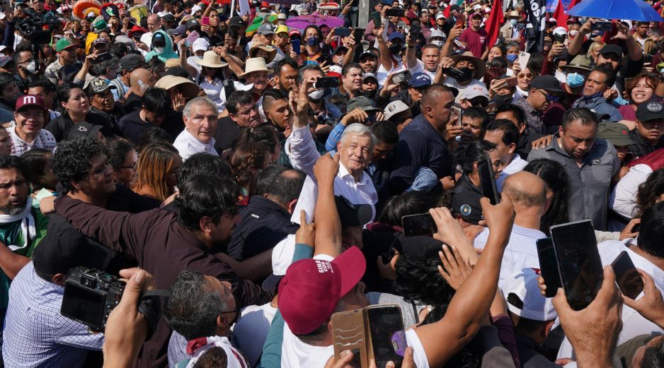 El Presidente Andrés Manuel López Obrador recibió el apoyo de millones de personas ayer domingo. AP/F. Llano