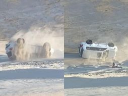 Uno de los vehículos donde viajaban los mexicanos se volcó. ESPECIAL