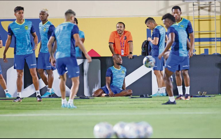 Enner Valencia (centro) es la gran duda ecuatoriana para un duelo vital ante Senegal. EFE/E. Biba