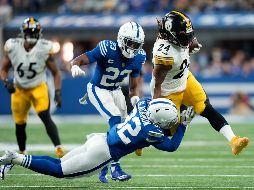 Benny Snell es tackleado por Julian Blackmon durante la segunda mitad del juego. El corredor de los Steelers tuvo 12 acarreos para 62 yardas, su máximo de la temporada. AP/A. Mast