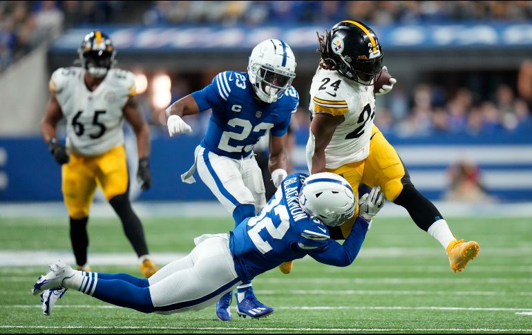 Benny Snell es tackleado por Julian Blackmon durante la segunda mitad del juego. El corredor de los Steelers tuvo 12 acarreos para 62 yardas, su máximo de la temporada. AP/A. Mast