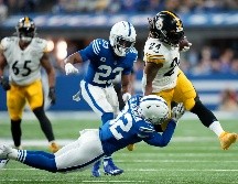Benny Snell es tackleado por Julian Blackmon durante la segunda mitad del juego. El corredor de los Steelers tuvo 12 acarreos para 62 yardas, su máximo de la temporada. AP/A. Mast