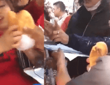 En algunos videos se puede ver el momento en el que el equipo de Marcelo Ebrard y la misma Claudia Sheinbaum reparten tortas ahogadas a personas que asistieron a la marcha convocada por López Obrador. TWITTER/ @NotiAgencyCdmx