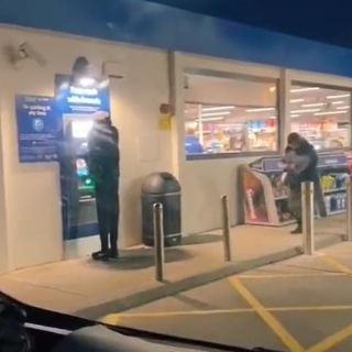 Coloca un maniquí en un cajero y algo gracioso sucedió (VIDEO)