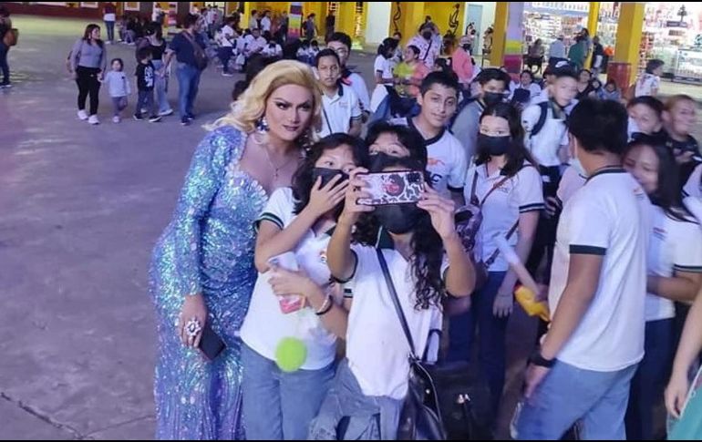 La Drag Queen posó feliz junto a los niños. ESPECIAL