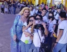 La Drag Queen posó feliz junto a los niños. ESPECIAL