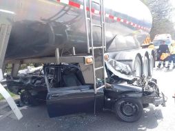 Debido a que el conductor perdió el control de la unidad, dos automóviles particulares quedaron debajo de dos unidades pesadas. SUN/ESPECIAL