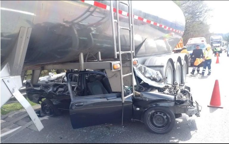 Debido a que el conductor perdió el control de la unidad, dos automóviles particulares quedaron debajo de dos unidades pesadas. SUN/ESPECIAL