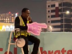 “Olé, olé, olé, olé, metrooo, metrooo. Olé, olé, olé, olé, metrooo, this waay, this waaay”, canta el trabajador en los videos
