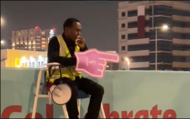 “Olé, olé, olé, olé, metrooo, metrooo. Olé, olé, olé, olé, metrooo, this waay, this waaay”, canta el trabajador en los videos