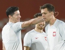 Robert Lewandowski (izq.) busca darle a su equipo el liderato del grupo C. EFE/A. Estévez