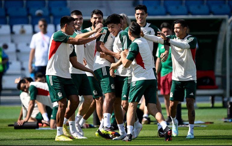 El equipo mexicano afrontó de buen humor el día previo a su duelo ante Arabia Saudita, olvidándose de la presión a la que estará sometido hoy en el estadio Lusail, donde está obligado a ganar. AFP/A. Estrella