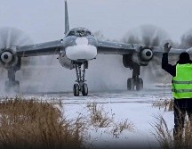 Un bombardero ruso Tu-95 se prepara para despegar y unirse a las maniobras. AP/Ministerio Ruso de Defensa
