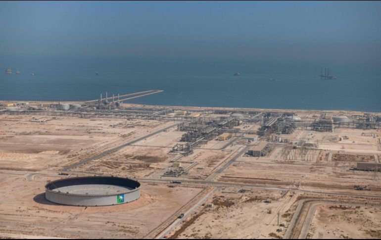 Aramco, la petrolera más grande del planeta, compartió su intención de incrementar la producción de gas natural de Arabia Saudí para poner el país en el tercer lugar entre los mayores productores a finales de esta década. AFP/ ARCHIVO