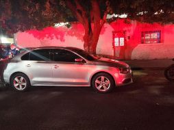 El automotor del afectado se aseguró en el estacionamiento de la plaza comercial, mientras que el detenido se identificó como Jonathan Daniel “N”, de 26 años. ESPECIAL /