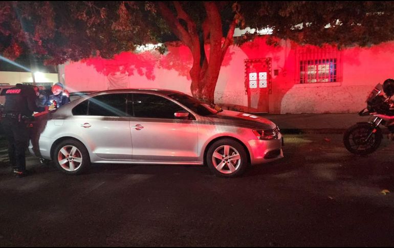 El automotor del afectado se aseguró en el estacionamiento de la plaza comercial, mientras que el detenido se identificó como Jonathan Daniel “N”, de 26 años. ESPECIAL /