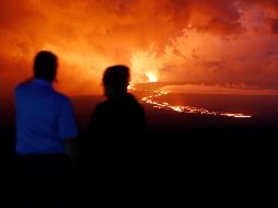 A pesar del peligro, la gente se acerca a la lava por las imágenes espectaculares. AP/M. García