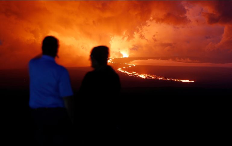A pesar del peligro, la gente se acerca a la lava por las imágenes espectaculares. AP/M. García