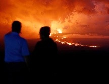 A pesar del peligro, la gente se acerca a la lava por las imágenes espectaculares. AP/M. García