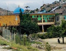 Fotos y videos publicados en las redes sociales, que no pudieron ser autentificados de inmediato, muestran a combatientes talibanes cerca de cadáveres esparcidos por el suelo de un edificio. EFE /