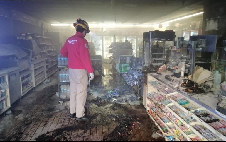 Los Bomberos de Guadalajara lograron contener las llamas. ESPECIAL/Bomberos de Guadalajara