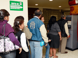 El año pasado los mexicanos gastaron su aguinaldo para comprar la cena de fin de año, ropa y pagar deudas, y solo 17% lo vieron como una oportunidad de ahorro. EL INFORMADOR / ARCHIVO