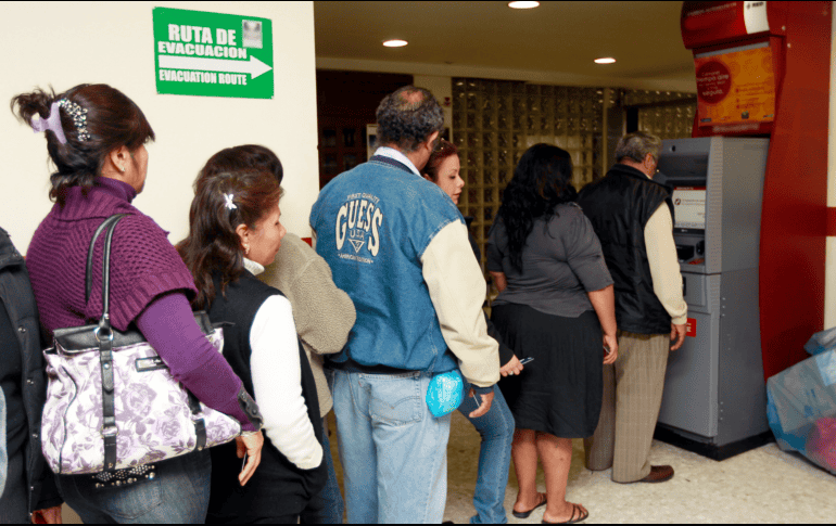 El año pasado los mexicanos gastaron su aguinaldo para comprar la cena de fin de año, ropa y pagar deudas, y solo 17% lo vieron como una oportunidad de ahorro. EL INFORMADOR / ARCHIVO