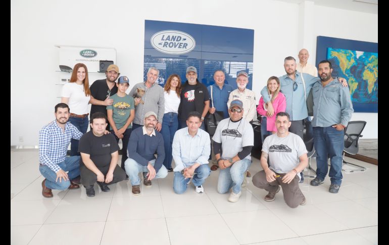 Julio Bracho con clientes y staff de la ruta Land Rover. GENTE BIEN JALISCO/Claudio Jimeno