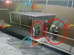El hombre tira a la mujer y sin dejarla de someter se levanta, en ese momento logra su cometido y huye. ESPECIAL/CAPTURA DE VIDEO