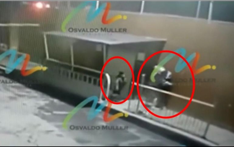 El hombre tira a la mujer y sin dejarla de someter se levanta, en ese momento logra su cometido y huye. ESPECIAL/CAPTURA DE VIDEO