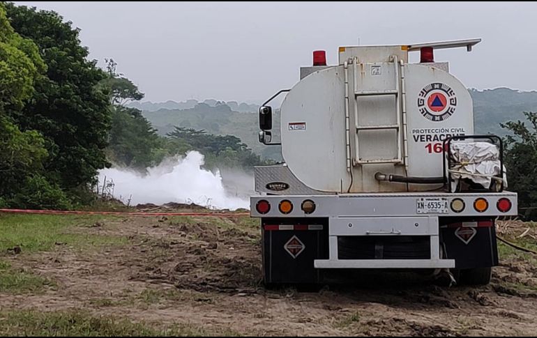 Equipos de Pemex mantienen los trabajos de reparación, para lo cual se mantienen encendidos los mecheros para la quema controlada del producto. EFE/Secretaría de Protección Civil del Estado de Veracruz