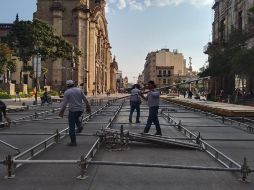 Personal del Ayuntamiento de Guadalajara ya comenzó con la instalación de la pista de hielo en Paseo Alcalde. EL INFORMADOR/ ARCHIVO