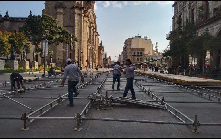 Personal del Ayuntamiento de Guadalajara ya comenzó con la instalación de la pista de hielo en Paseo Alcalde. EL INFORMADOR/ ARCHIVO