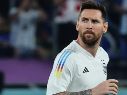 En el festejo, da la impresión que Messi patea una camiseta de la selección mexicana cuando intenta quitarse el botín derecho. AFP / G. Cacace