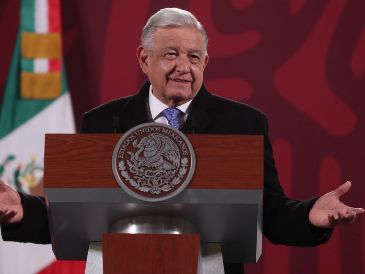 En el Salón Tesorería, López Obrador exhibe un mensaje que Ferriz de Con escribió en redes sociales. EFE / S. Gutiérrez